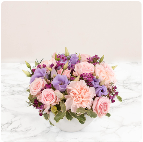 gante création florale composée de roses roses et de fleurs de saison violettes